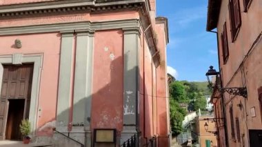 Nemi, Lazio, İtalya - 3 Mayıs 2024: On yedinci yüzyıl Santa Maria del Pozzo Kilisesi cephesi