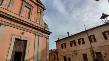 Nemi, Lazio, İtalya - 3 Mayıs 2024: On yedinci yüzyıl Santa Maria del Pozzo Kilisesi cephesi