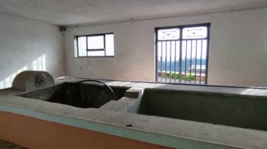 Nemi, Lazio, İtalya - 3 Mayıs 2024: Nemi Gölü 'ne bakan küçük bir ortaçağ köyü