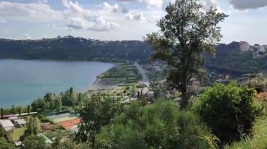 Nemi, Lazio, İtalya - 3 Mayıs 2024: Via dei Laghi 'den Albano Gölü ve Castel Gandolfo Panoraması