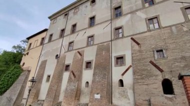 Nemi, Lazio, İtalya - 3 Mayıs 2024: Nemi Gölü 'ne bakan küçük bir ortaçağ köyü