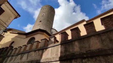 Nemi, Lazio, İtalya - 3 Mayıs 2024: Nemi Gölü 'ne bakan küçük bir ortaçağ köyü