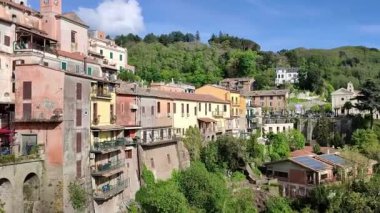 Nemi, Lazio, İtalya - 3 Mayıs 2024: Nemi Gölü 'ne bakan küçük bir ortaçağ köyü