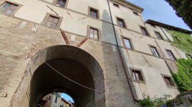 Nemi, Lazio, İtalya - 3 Mayıs 2024: Nemi Gölü 'ne bakan küçük bir ortaçağ köyü