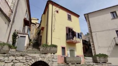 Macchiagodena, Molise, İtalya - 7 Mayıs 2024: Bojano ovasına bakan Isernia 'nın Lombard kökenli ortaçağ köyü Matese Dağları