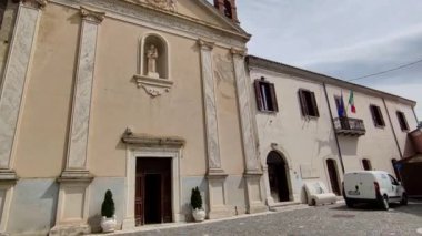 Macchiagodena, Molise, İtalya - 7 Mayıs 2024: On sekizinci yüzyıl Sant 'Antonio da Padova kilisesi veya Küçük Gözlemciler Cemaati' nin Kutsal Ruhu Kilisesi, şimdi Piazza Ottavio De Salvio 'da bir manastır ile bitişik bir manastır
