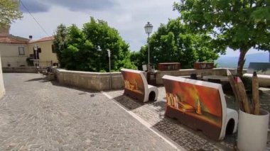 Macchiagodena, Molise, İtalya - 7 Mayıs 2024: Bojano ovasına bakan Isernia 'nın Lombard kökenli ortaçağ köyü Matese Dağları