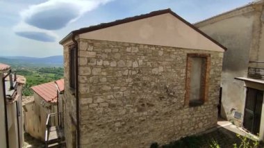 Macchiagodena, Molise, İtalya - 7 Mayıs 2024: Bojano ovasına bakan Isernia 'nın Lombard kökenli ortaçağ köyü Matese Dağları