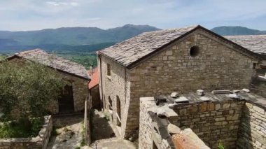 Macchiagodena, Molise, İtalya - 7 Mayıs 2024: Bojano ovasına bakan Isernia 'nın Lombard kökenli ortaçağ köyü Matese Dağları