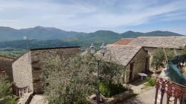 Macchiagodena, Molise, İtalya - 7 Mayıs 2024: Bojano ovasına bakan Isernia 'nın Lombard kökenli ortaçağ köyü Matese Dağları