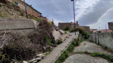 Macchiagodena, Molise, İtalya - 7 Mayıs 2024: Bojano ovasına bakan Isernia 'nın Lombard kökenli ortaçağ köyü Matese Dağları