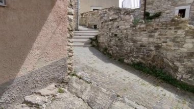 Macchiagodena, Molise, İtalya - 7 Mayıs 2024: Bojano ovasına bakan Isernia 'nın Lombard kökenli ortaçağ köyü Matese Dağları