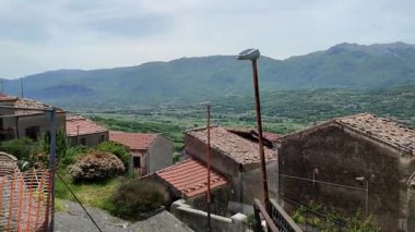 Macchiagodena, Molise, İtalya - 7 Mayıs 2024: Bojano ovasına bakan Isernia 'nın Lombard kökenli ortaçağ köyü Matese Dağları