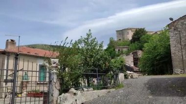 Macchiagodena, Molise, İtalya - 7 Mayıs 2024: Bojano ovasına bakan Isernia 'nın Lombard kökenli ortaçağ köyü Matese Dağları