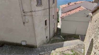 Macchiagodena, Molise, İtalya - 7 Mayıs 2024: Bojano ovasına bakan Isernia 'nın Lombard kökenli ortaçağ köyü Matese Dağları