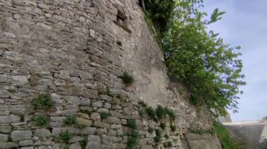 Macchiagodena, Molise, İtalya - 7 Mayıs 2024: Bojano ovasına bakan Isernia 'nın Lombard kökenli ortaçağ köyü Matese Dağları