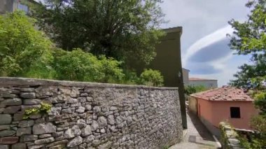 Macchiagodena, Molise, İtalya - 7 Mayıs 2024: Bojano ovasına bakan Isernia 'nın Lombard kökenli ortaçağ köyü Matese Dağları