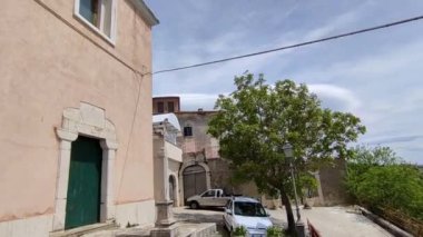 Macchiagodena, Molise, İtalya - 7 Mayıs 2024: On sekizinci yüzyıl San Lorenzo kilisesi, Via Francesco Jovine 'deki kalenin eteğinde inşa edilmiştir.