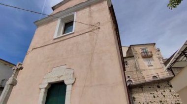 Macchiagodena, Molise, İtalya - 7 Mayıs 2024: On sekizinci yüzyıl San Lorenzo kilisesi, Via Francesco Jovine 'deki kalenin eteğinde inşa edilmiştir.