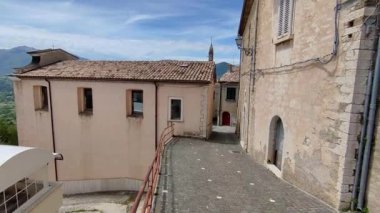 Macchiagodena, Molise, İtalya - 7 Mayıs 2024: Bojano ovasına bakan Isernia 'nın Lombard kökenli ortaçağ köyü Matese Dağları