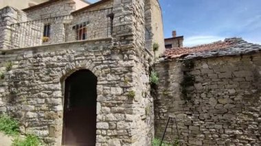 Macchiagodena, Molise, İtalya - 7 Mayıs 2024: Bojano ovasına bakan Isernia 'nın Lombard kökenli ortaçağ köyü Matese Dağları