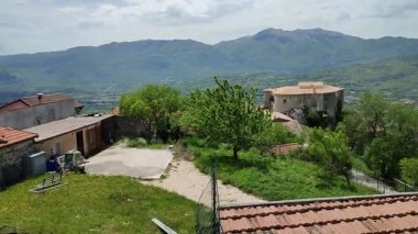 Macchiagodena, Molise, İtalya - 7 Mayıs 2024: Bojano ovasına bakan Isernia 'nın Lombard kökenli ortaçağ köyü Matese Dağları