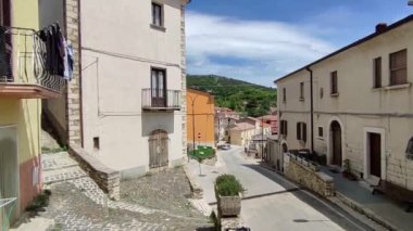 Macchiagodena, Molise, İtalya - 7 Mayıs 2024: Bojano ovasına bakan Isernia 'nın Lombard kökenli ortaçağ köyü Matese Dağları