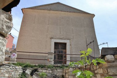 Macchiagodena, Molise, İtalya - 7 Mayıs 2024: 17. yüzyıl San Nicola di Bari kilisesi, 13. yüzyılda Via 'daki kalenin eteğinde inşa edildi.