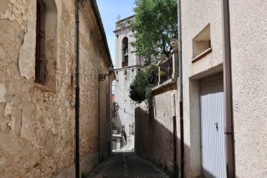 Macchiagodena, Molise, İtalya - 7 Mayıs 2024: 17. yüzyıl San Nicola di Bari kilisesi, 13. yüzyılda Via 'daki kalenin eteğinde inşa edildi.