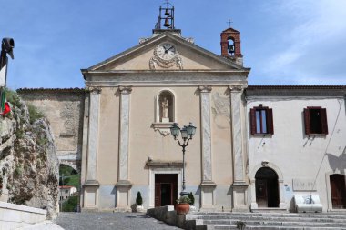Macchiagodena, Molise, İtalya - 7 Mayıs 2024: On sekizinci yüzyıl Sant 'Antonio da Padova kilisesi veya Küçük Gözlemciler Cemaati' nin Kutsal Ruhu Kilisesi, şimdi Piazza Ottavio De Salvio 'da bir manastır ile bitişik bir manastır