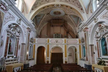 Macchiagodena, Molise, İtalya - 7 Mayıs 2024: Piazza Ottavio De Salvio 'daki 18. yüzyıl Sant' Antonio da Padova Kilisesi veya Congrega degli Observanti Minori 'nin Kutsal Ruhu Kilisesi