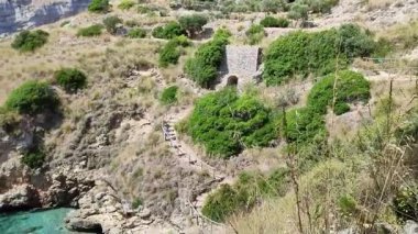 Sahip Lubrense - 6 Eylül 2023: Küçük bir köy olan Nerano 'dan Ieranto Körfezi' ne ulaşan Panorama