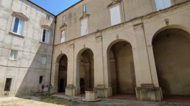 Vasto, Abruzzo, İtalya 27 Temmuz 2019: 16. yüzyıl deniz manzaralı Palazzo D 'Avalos, dört müze ve bir Napoli bahçesi barındırıyor.