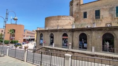Vasto, Abruzzo, İtalya 27 Temmuz 2019: Piazza Barbacani 'deki kale 1430 yılında Giacomo Caldora tarafından inşa edildi.