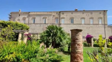 Vasto, Abruzzo, İtalya 27 Temmuz 2019: 16. yüzyıl deniz manzaralı Palazzo D 'Avalos, dört müze ve bir Napoli bahçesi barındırıyor.