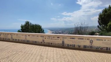 Vasto, Abruzzo, İtalya - 29 Mayıs 2024: Majolica Duvarı Vasto Zarafet Şehri 2020 yılında Loggia Amblingh