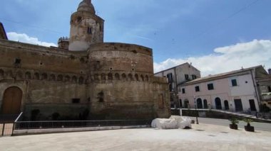 Vasto, Abruzzo, İtalya 27 Temmuz 2019: Piazza Barbacani 'deki kale 1430 yılında Giacomo Caldora tarafından inşa edildi.