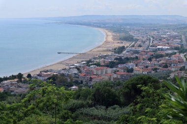 Vasto, Abruzzo, İtalya - 29 Mayıs 2024: Vasto Marina Panoraması ve Kosta Rika Trabocchi 'nin Ortona' ya başladığı Golfo d 'Oro Panoraması