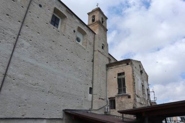 Vasto, Abruzzo, İtalya 29 Mayıs 2024: 14. yüzyıl SantAntonio da Padova Kilisesi Via Adriatica 'da Roma hamamlarının arkeoloji parkına bitişik.