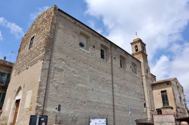 Vasto, Abruzzo, İtalya 29 Mayıs 2024: 14. yüzyıl SantAntonio da Padova Kilisesi Via Adriatica 'da Roma hamamlarının arkeoloji parkına bitişik.