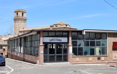 Vasto, Abruzzo, İtalya - 29 Mayıs 2024: Tarihi merkezde kaplanmış meyve ve sebze pazarı