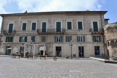 Vasto, Abruzzo, İtalya 29 Mayıs 2024: Piazza Barbacani 'deki kale 1430 yılında Giacomo Caldora tarafından inşa edildi.