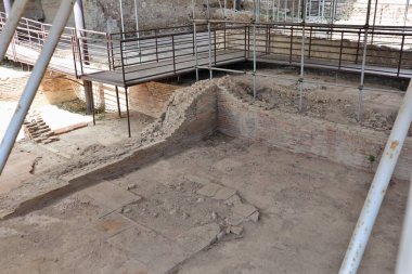 Vasto, Abruzzo, İtalya - 29 Mayıs 2024: Antik Histonium 'un Roma hamamlarının kalıntıları M.S. 2. yüzyıla dayanıyor ve hala Via Adriatica' nın altında ve Sant 'Antonio di Padova kilisesinin altında gömülü.