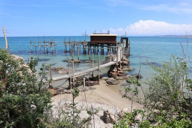 Vasto, Abruzzo, İtalya - 29 Mayıs 2024: Kosta dei Trabocchi 'nin Lungomare Cordella ile Trabocco Cungarelle arasındaki uzantısı