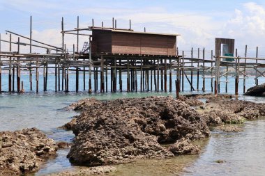 Vasto, Abruzzo, İtalya - 29 Mayıs 2024: Kosta dei Trabocchi 'nin Lungomare Cordella ile Trabocco Cungarelle arasındaki uzantısı