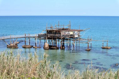 Vasto, Abruzzo, İtalya - 29 Mayıs 2024: Kosta dei Trabocchi 'nin Lungomare Cordella ile Trabocco Cungarelle arasındaki uzantısı