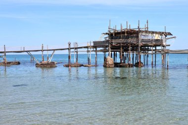 Vasto, Abruzzo, İtalya - 29 Mayıs 2024: Kosta dei Trabocchi 'nin Lungomare Cordella ile Trabocco Cungarelle arasındaki uzantısı