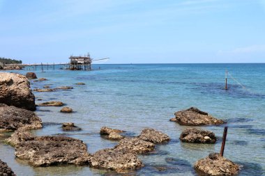 Vasto, Abruzzo, İtalya - 29 Mayıs 2024: Kosta dei Trabocchi 'nin Lungomare Cordella ile Trabocco Cungarelle arasındaki uzantısı