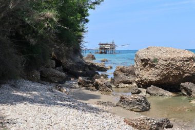 Vasto, Abruzzo, İtalya - 29 Mayıs 2024: Kosta dei Trabocchi 'nin Lungomare Cordella ile Trabocco Cungarelle arasındaki uzantısı