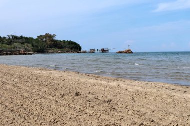 Vasto, Abruzzo, İtalya - 29 Mayıs 2024: Kosta dei Trabocchi 'nin Lungomare Cordella ile Trabocco Cungarelle arasındaki uzantısı